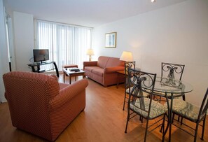 Deluxe Single Room | Living area - Conservatory Tower Suites - Glen Grove (Toronto)