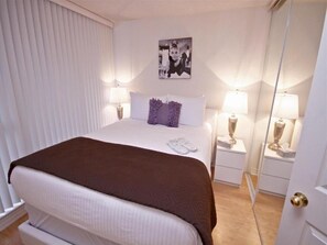 Deluxe Single Room - Conservatory Tower Suites - Glen Grove (Toronto)