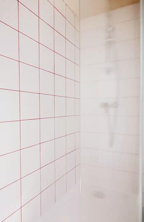Haartrockner, Handtücher, Seife, Toilettenpapier