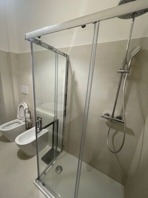 Shower, hair dryer, bidet, towels - Apartment center Ancona, a stone's throw from the port and the Cathedral. (Ancona)