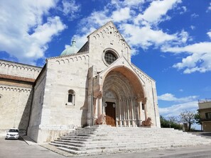 A historic building with a large arched entrance, steps leading up to it, and a dome on top. - Apartment center Ancona, a stone's throw from the port and the Cathedral. (Ancona)
