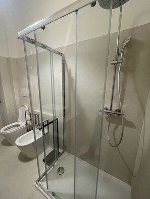Shower, hair dryer, bidet, towels - Apartment center Ancona, a stone's throw from the port and the Cathedral. (Ancona)