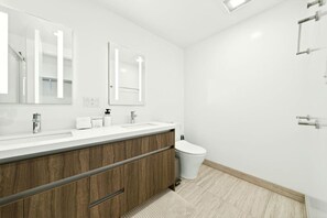 Hair dryer - High-Rise Retreat | Panoramic Ocean & City Views (Honolulu)