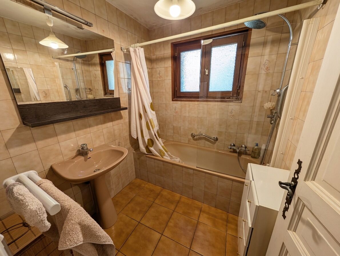Serviettes fournies, papier toilette
