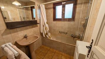 Serviettes fournies, papier toilette