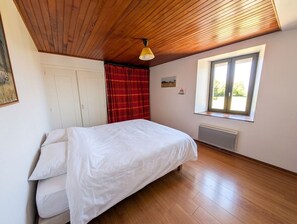 3 bedrooms, free WiFi, bed sheets - Authentic Savoyard farmhouse with stunning views near Evian/Lake Geneva (Larringes)