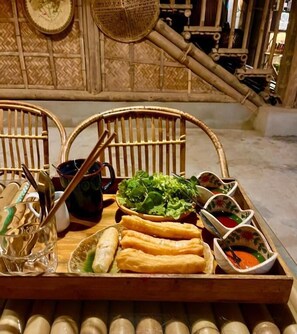 Classic Studio, Balcony, Courtyard View | Dining