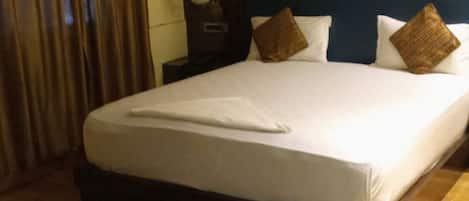 Superior-Doppelzimmer, Stadtblick | Schreibtisch, kostenloses WLAN, Bettwäsche