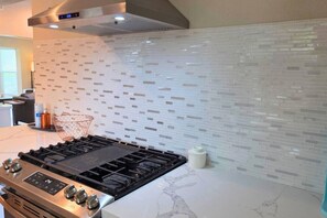 Fridge, microwave, oven, stovetop - Nassau Bay Retreat near Clearlake, Nasa and Kemah (Houston)