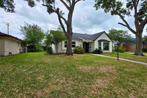 Exterior - Nassau Bay Retreat near Clearlake, Nasa and Kemah (Houston)