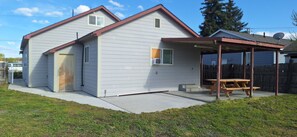 Exterior - Cozy 1-bedroom apartment in Baker City with AC with full kitchen and laundry (Baker City)
