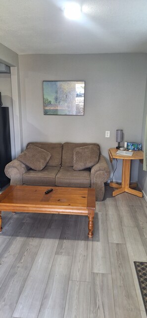 Living area - Cozy 1-bedroom apartment in Baker City with AC wit full kitchen and laundry (Baker City)