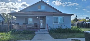 Exterior detail - Cozy 1-bedroom apartment in Baker City with AC wit full kitchen and laundry (Baker City)