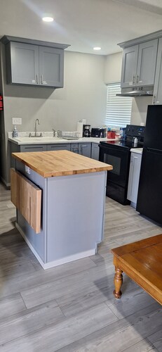 Cozy 1-bedroom apartment in Baker City with AC wit full kitchen and laundry