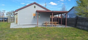 Outdoor dining - Cozy 1-bedroom apartment in Baker City with AC with full kitchen and laundry (Baker City)