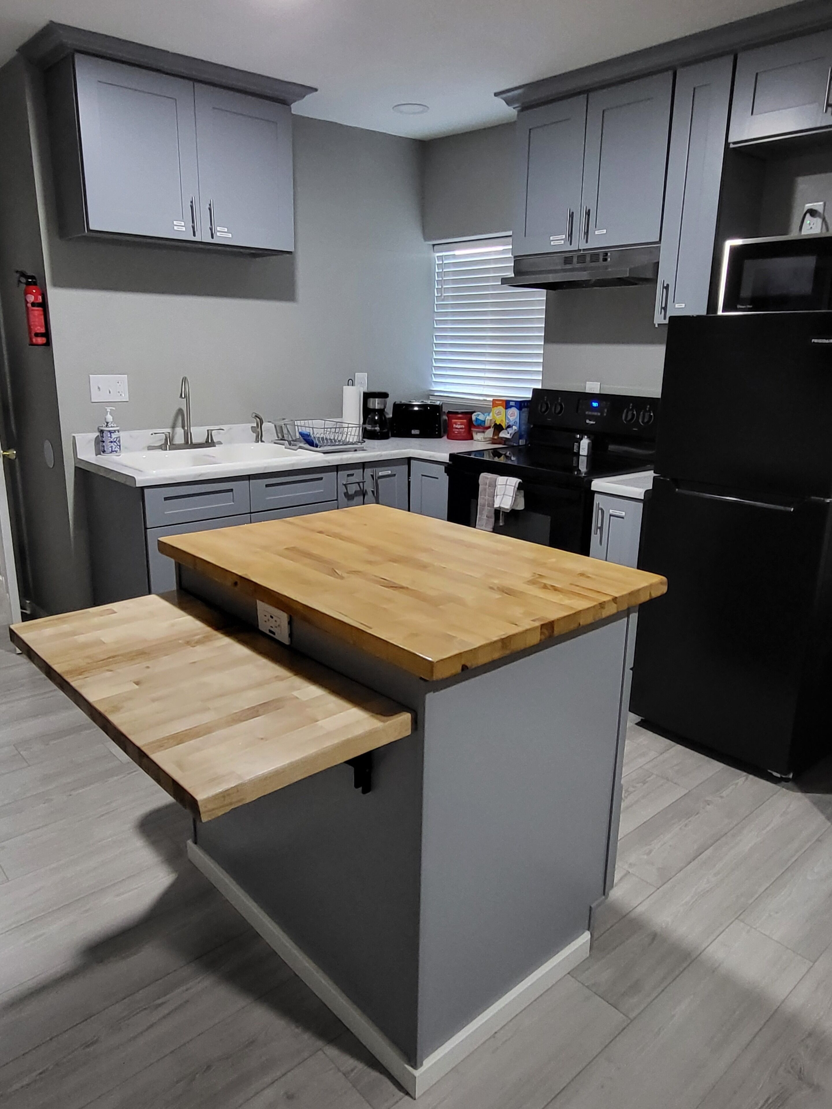 Frigorífico, microondas, horno y placa de cocina
