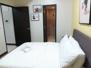 Signature Condo, 1 Queen Bed with Sofa bed, City View - 101 Evergreen Stay Near Naia 3 (Pasay)