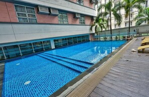 Outdoor pool - 101 Evergreen Stay Near Naia 3 (Pasay)