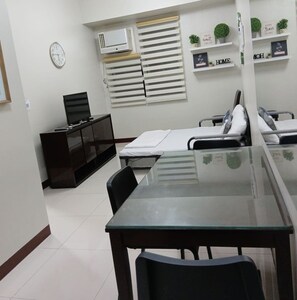 Signature Condo, 1 Queen Bed with Sofa bed, City View | In-room dining - 101 Evergreen Stay Near Naia 3 (Pasay)