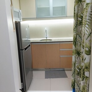 Private kitchen - 101 Evergreen Stay Near Naia 3 (Pasay)