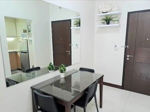 In-room dining - 101 Evergreen Stay Near Naia 3 (Pasay)