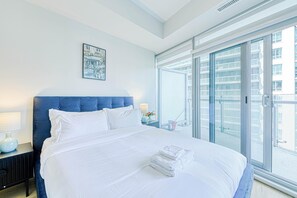 Tabla de planchar con plancha, wifi gratis y ropa de cama 