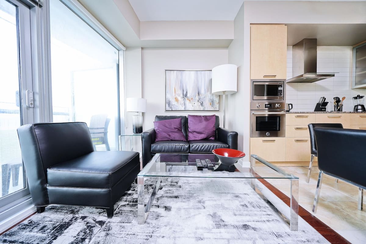 Standard Room, Non Smoking | Living area | Flat-screen TV