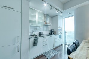 Superior Room, Non Smoking | Private kitchen | Fridge, microwave, oven, stovetop - Victoria House Hotel - Downtown (Toronto)