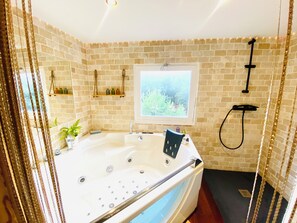 Shower, jetted bath, hair dryer, bidet - Nature estate in Provence with horses (max 22 pers), swimming pool, unique immersion (Jouques)