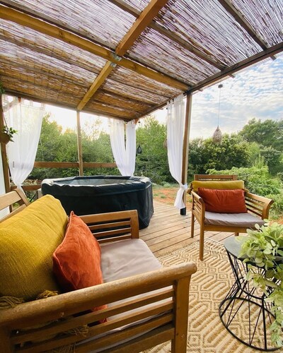 Nature estate in Provence with horses (max 22 pers), swimming pool, unique immersion