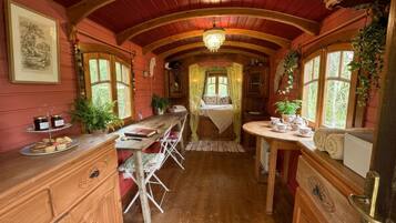 10 bedrooms, iron/ironing board, bed sheets