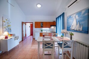Classic Apartment, 2 Bedrooms | Dining - House in Fazana With Private Pool and Beach (Fazana)