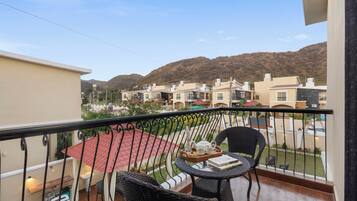 Deluxe Villa | Outdoor dining