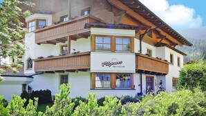Edificio de varios pisos con balcones, identificado como 'Filzmoos Apartments'.