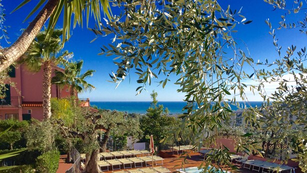 A pool area with lounge chairs and a view of the sea. - Ferienwohnung fur 4 Personen in Imperia (Imperia)