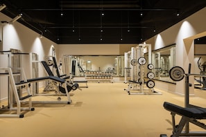 A gym with various exercise equipment, including weight machines, free weights, and cardio machines. - Studio im Ferienpark in Schoneck (Schoeneck)