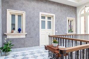 Quầy tiếp tân