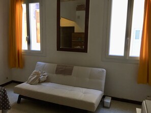 Living area - Apartment downtown La Ciotat - 2 min walk to port & beaches (La Ciotat)