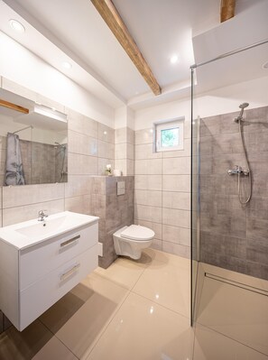 Comfort House, 3 Bedrooms | Bathroom - Brick Cottage Near Baltic Sea and Windmill (gmina Karnice)