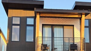 A modern two-story house with a garage, a balcony, and a driveway. - Antelope Canyon Comfy Townhouse - Sleeps 11 (Page)