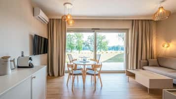 Estudio estándar, balcón, vista al lago | Área de sala de estar