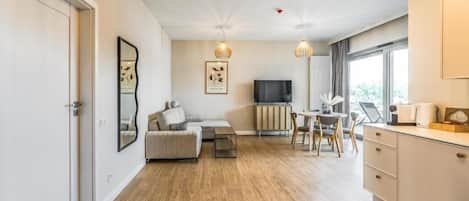 Premium Apartment, Balcony, Lake View | Living area