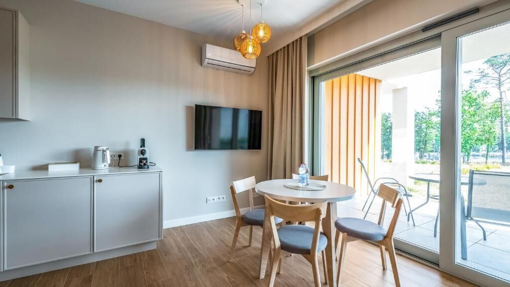 Standard Studio, Balcony, Lake View | Dining