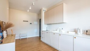 Standard Studio, Balcony, Lake View | Interior