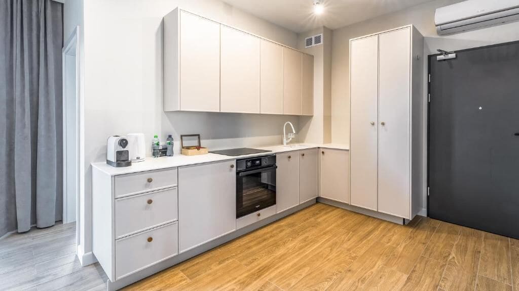 Premium Apartment, Balcony, Lake View | Dapur peribadi | Kerusi tinggi 