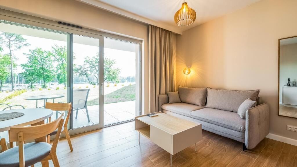 Estudio estándar, balcón, vista al lago | Área de sala de estar