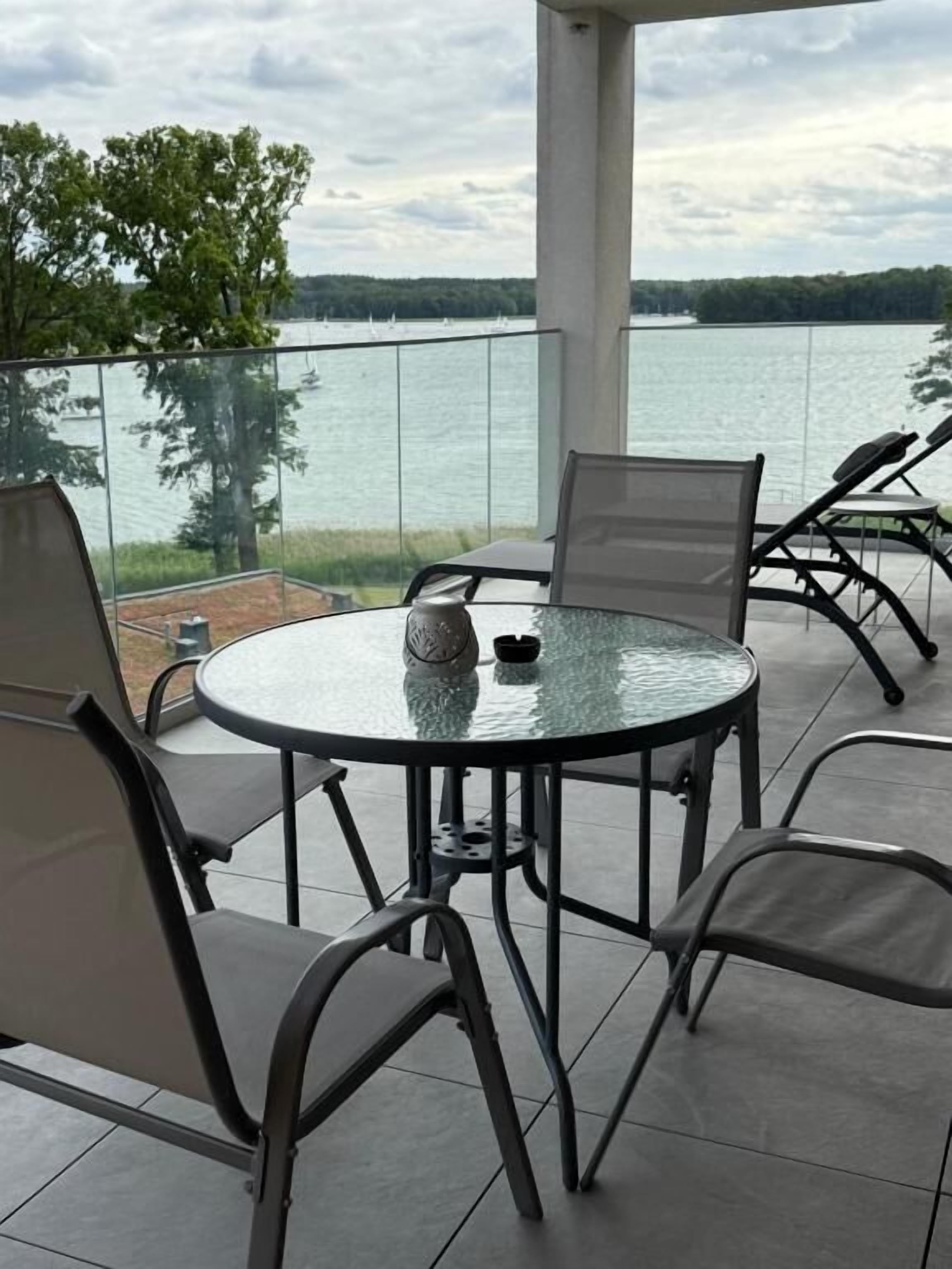 Premium-Apartment, Balkon, Seeblick | Speisen im Freien