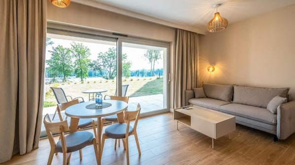 Standard Studio, Balcony, Lake View | Living area
