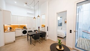 Eine moderne Wohnung mit Küche, Essbereich und Schlafzimmer.