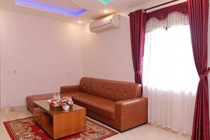 Classic Studio, Balcony, Courtyard View | Living area